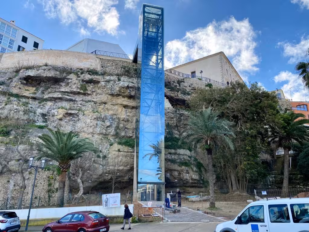 Últimos detalles para el nuevo ascensor del puerto de Maó