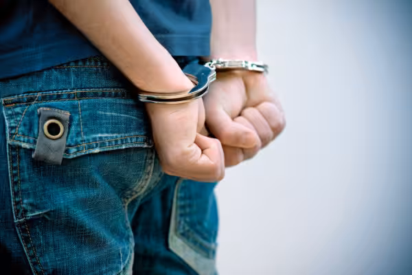 La Policía detiene en Maó a un hombre por estafa y robos en vehículos