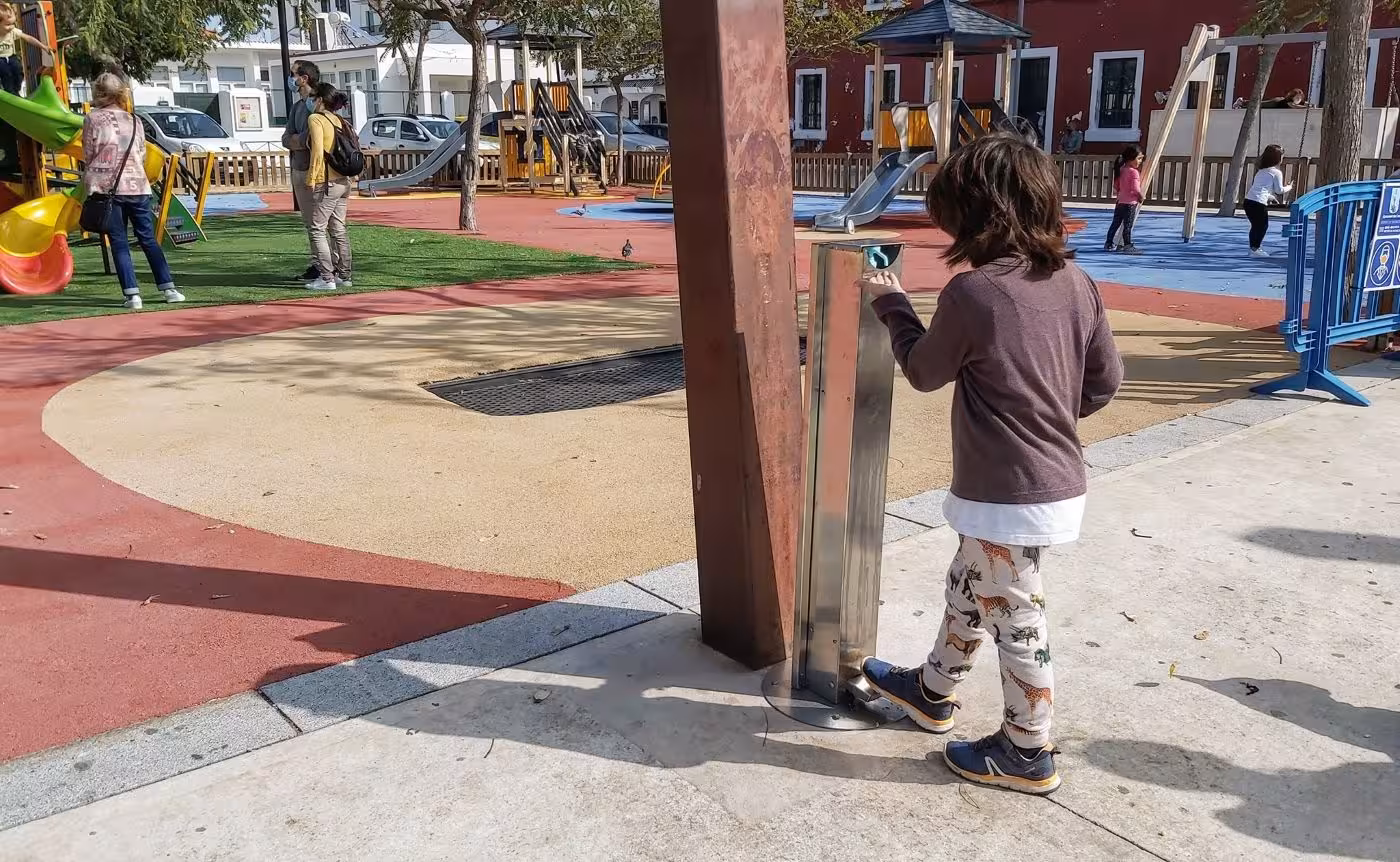 Es Castell instala dispensadores de gel hidroalcohólico en los parques y el cementerio