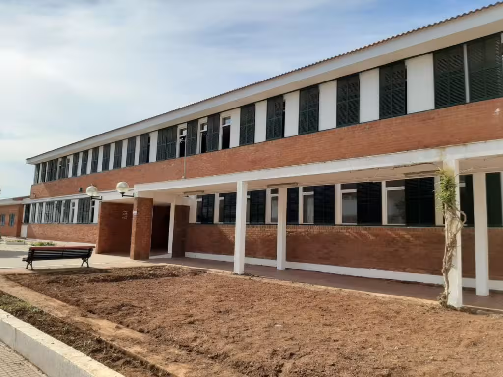 Un maestro de dos grupos de ESO del IES Pasqual Calbó da positivo por Covid-19