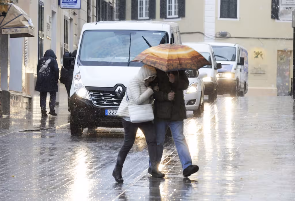 Lluvia y temperatura máxima de 19 grados en Menorca