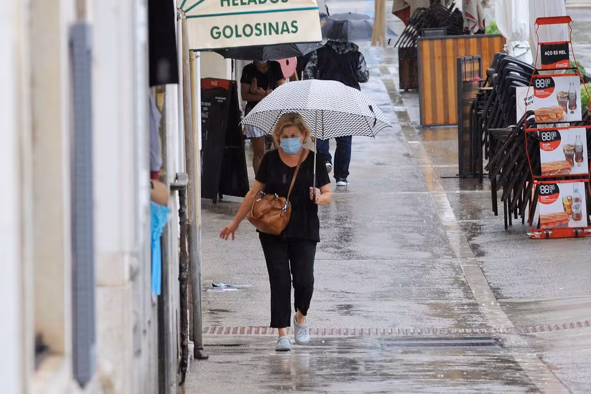 La Aemet amplía la alerta naranja por fuertes lluvias en Menorca hasta las 8 de la tarde