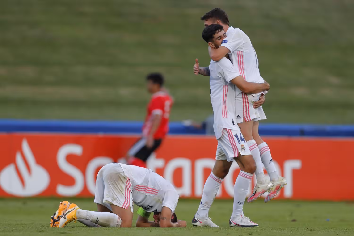 (Fotos y vídeo) Gloria para Xavi Sintes