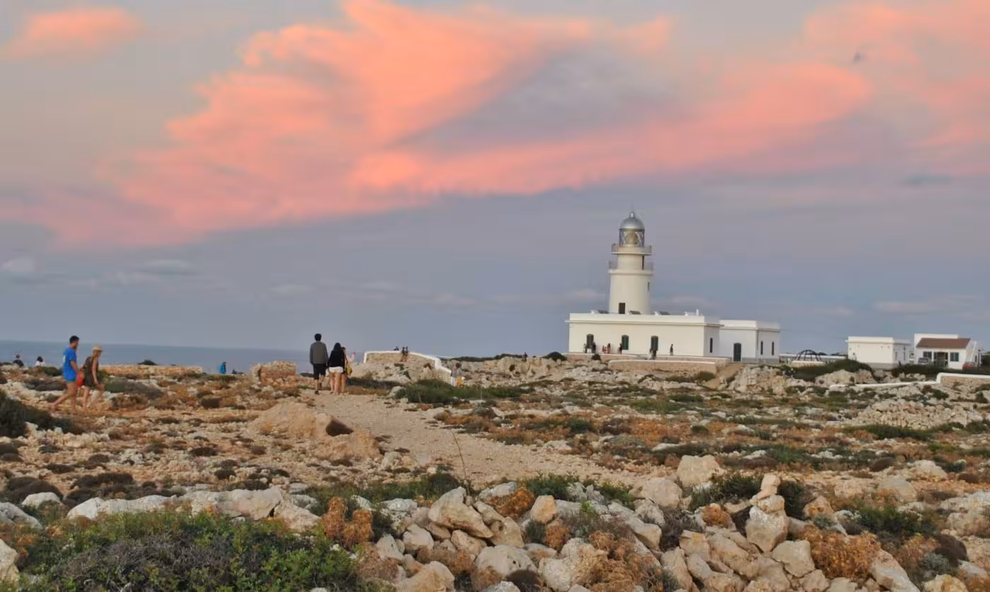 Vigilancia en el Faro de Cavalleria durante la puesta de sol