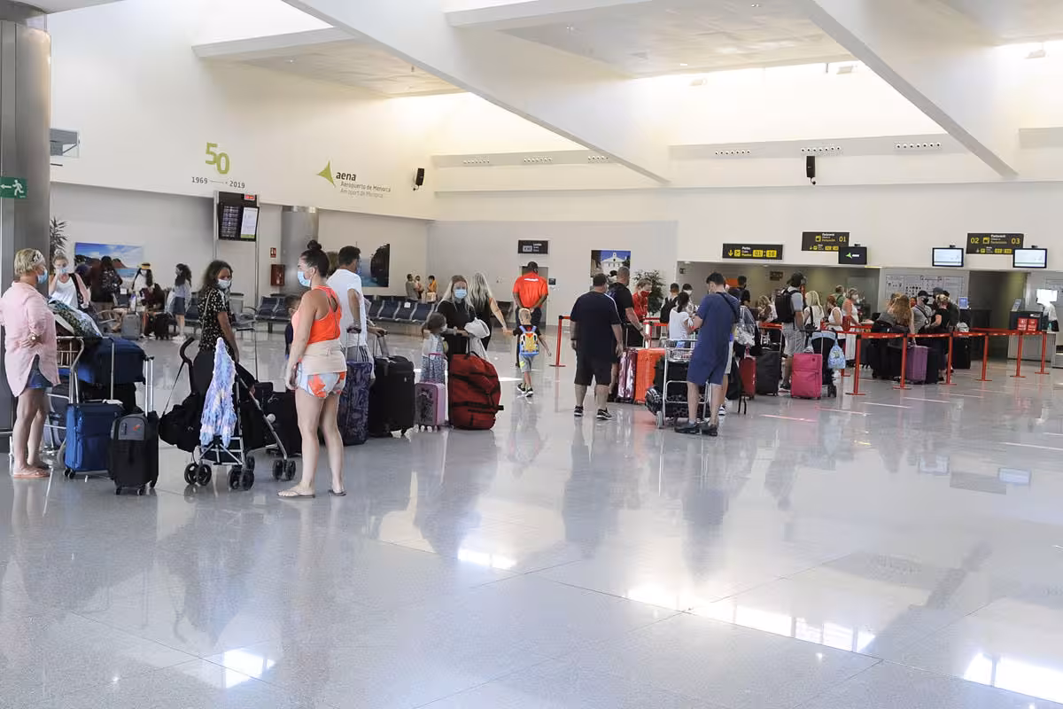 (Fotos) Los turistas británicos se van de Menorca y no volverán antes del 3 de agosto