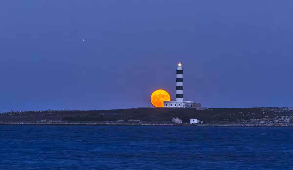 (Fotos) La luna llena, Júpiter y Saturno en la noche de Menorca