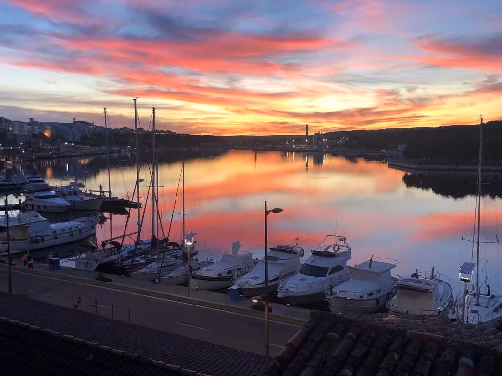 (La foto) El espectacular atardecer en el puerto de Maó