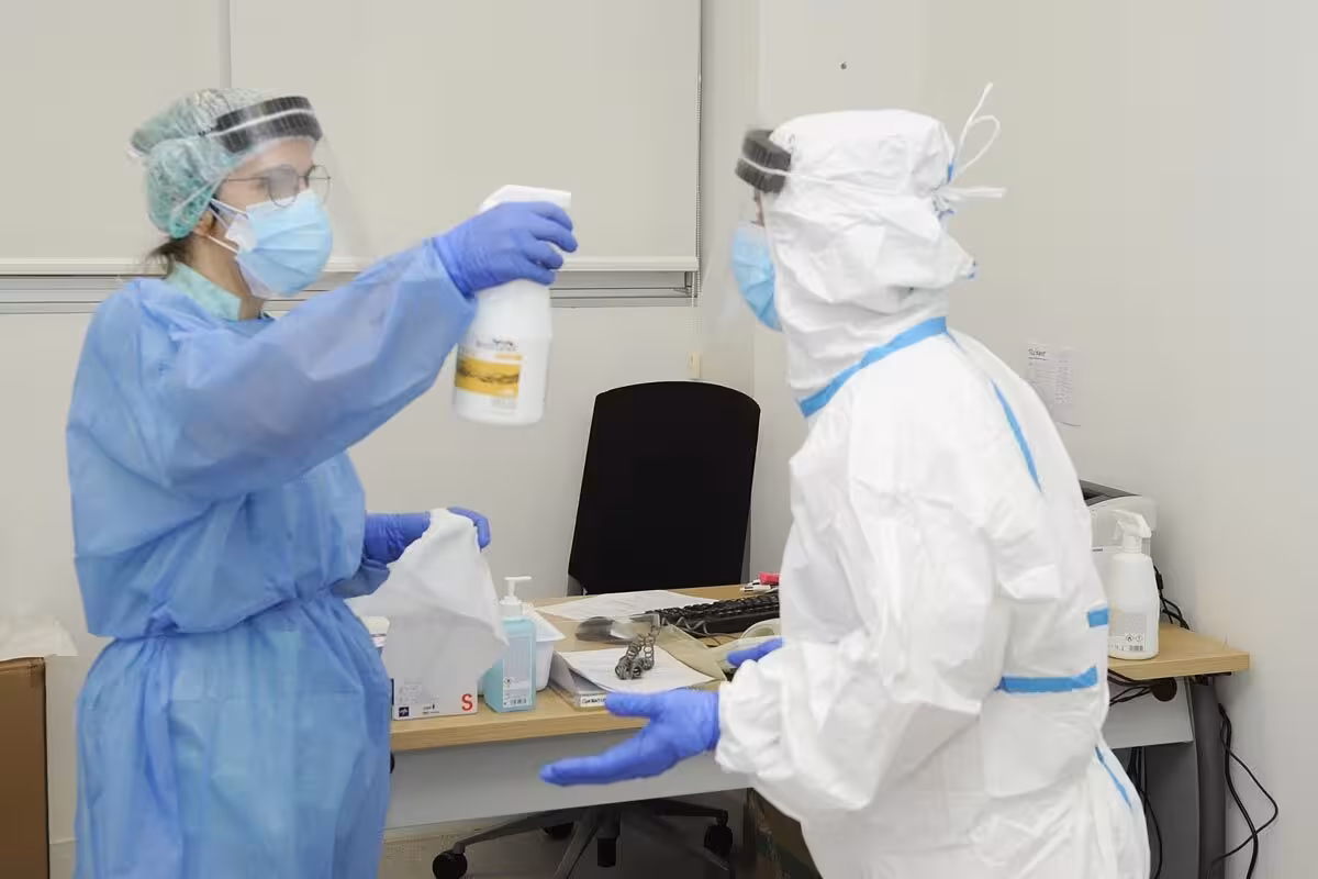 Los enfermos por Covid-19 del Mateu Orfila empiezan a recibir visitas