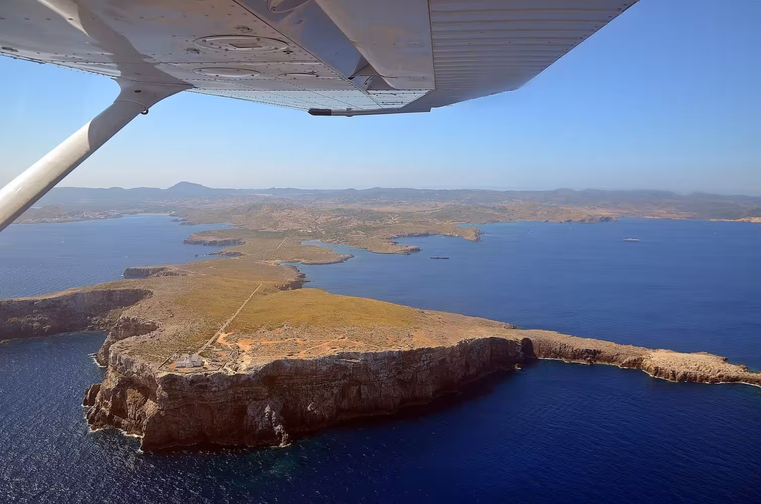 (La foto) La espectacular imagen de una avioneta llegando a Menorca