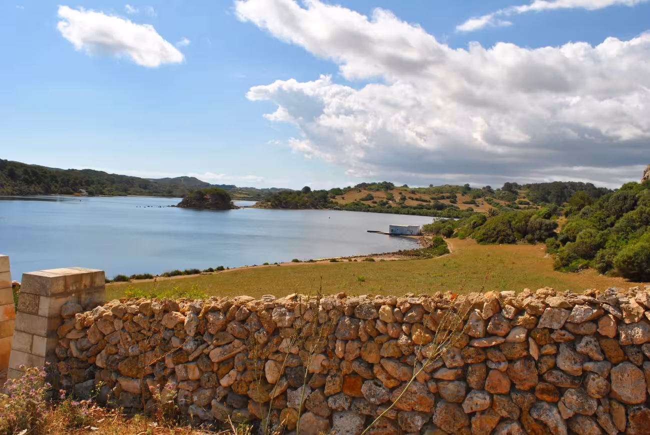 Cielo poco nuboso y sin lluvias en Menorca