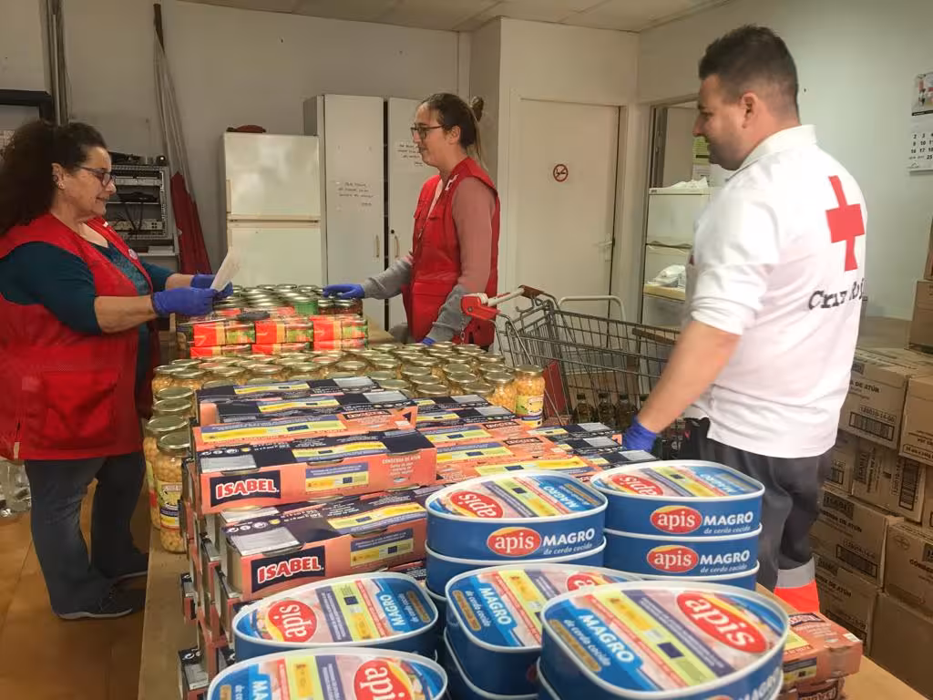 Creu Roja refuerza el Banc d'Aliments  para atender a 85 familias en Llevant