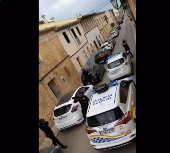 (Vídeo) Policías en Mallorca cantan a los más pequeños desde la calle