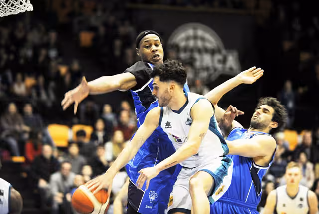 Puesta de largo del Grupo A-1 ante el campeón de Copa