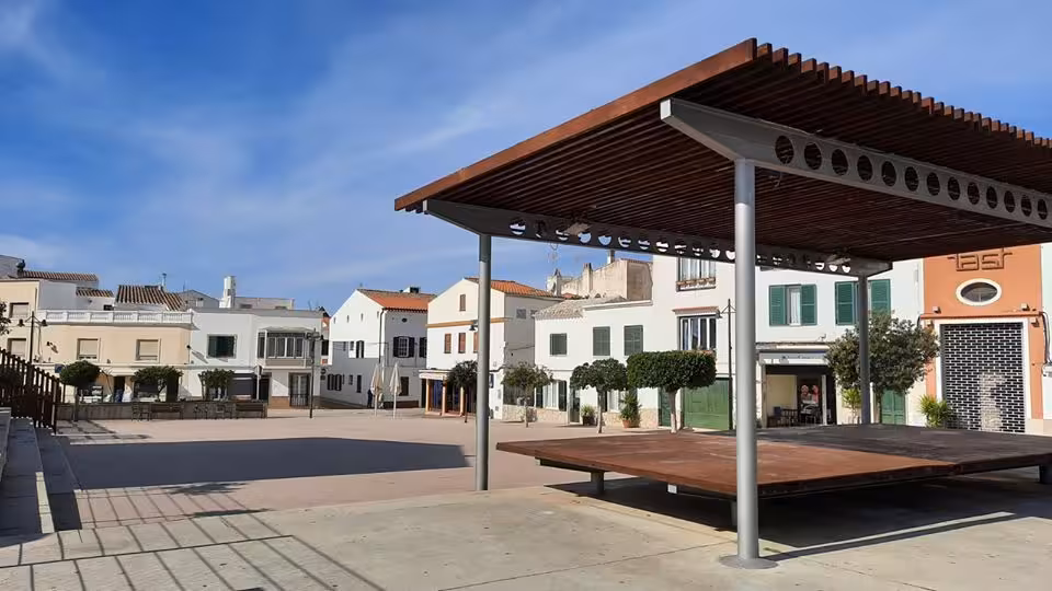 Mejoras en la plaza Pare Camps de Es Mercadal
