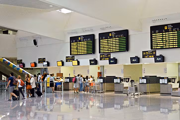 Cuatro horas y media de retraso en el vuelo a Madrid