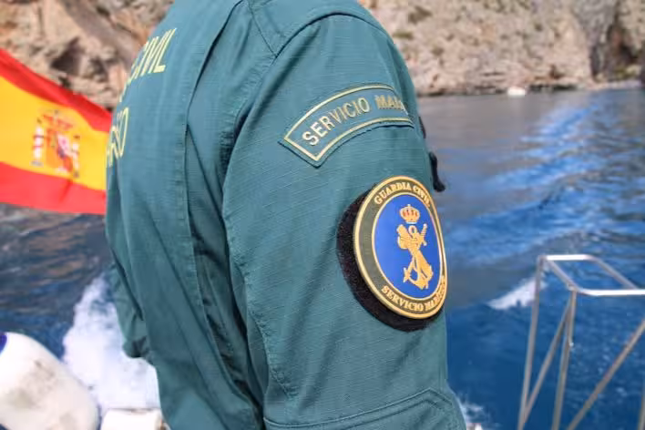 Detenidas 11 personas tras localizar tres pateras en aguas de las islas