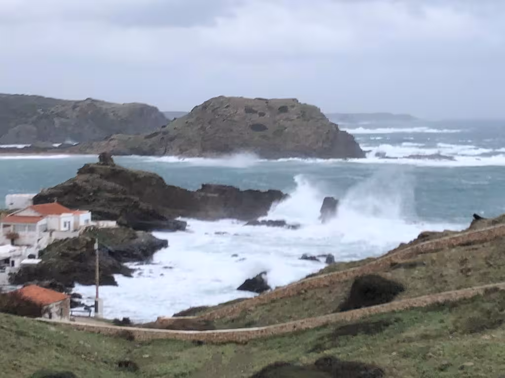 Los puertos de Maó y de Ciutadella cerrados por el temporal