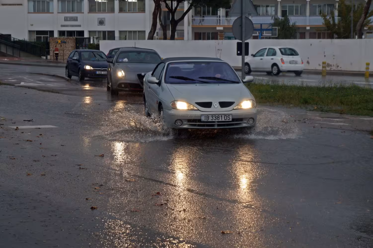 Viento a 71 km/h, olas de 4 metros y 28 l/m2 de lluvia en las últimas horas en Menorca