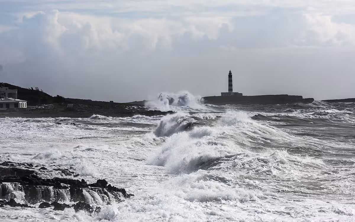 El viento llega a los 72 kmh en Es Mercadal y las olas a los 4 metros en Maó