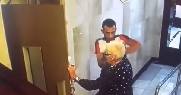 El vídeo que indigna a la red: un joven roba y golpea a dos ancianas