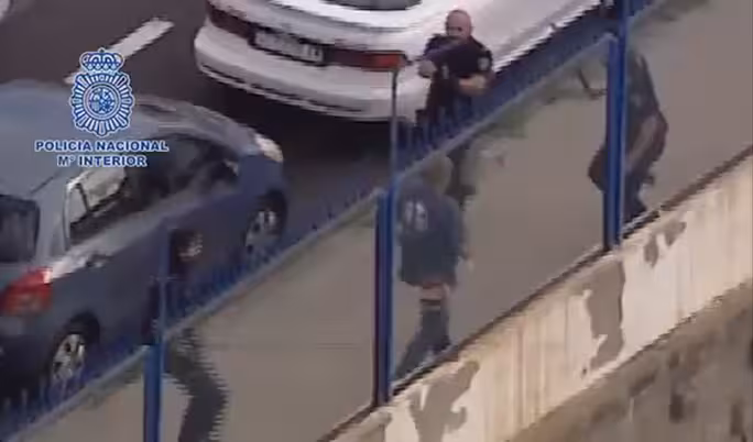 (Lo+viral) Detenido un hombre que deambulaba por la calle con un hacha