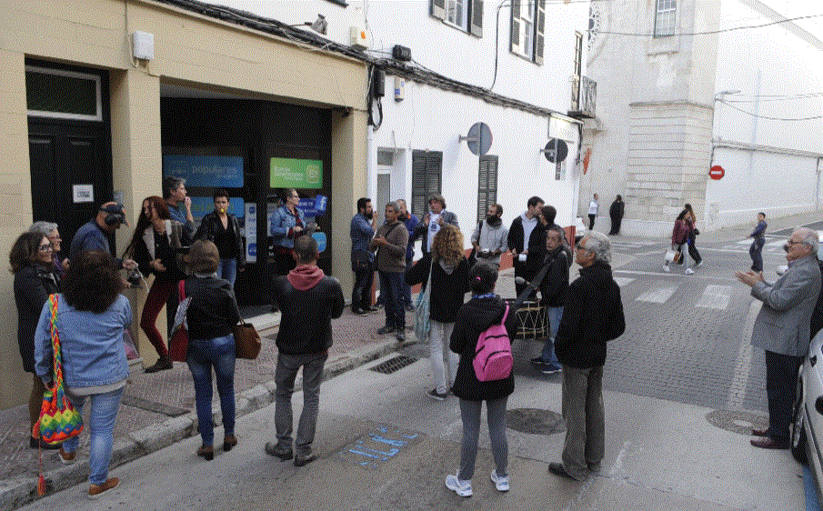 Una veintena de personas realiza una cacerolada ante la sede del PP de Maó