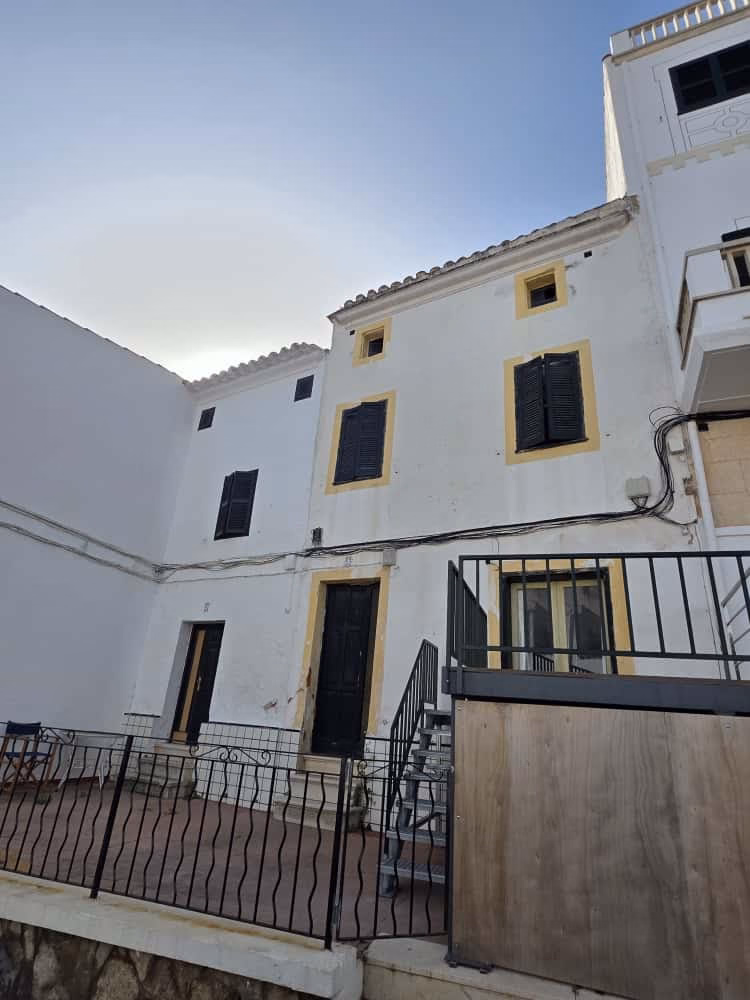 Ferreries compra por 370.000 euros los dos inmuebles anexos a las Casas Consistoriales