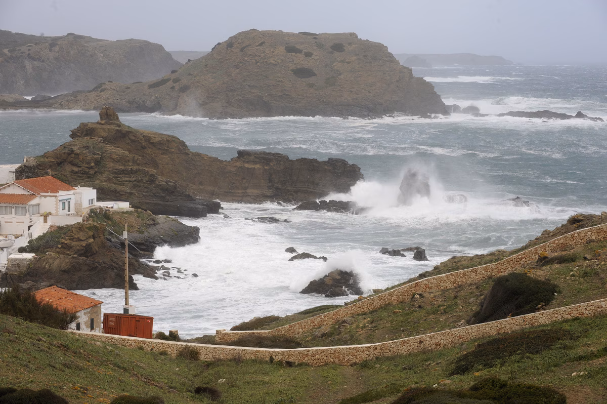 El Hospital Mateu Orfila da de alta a los seis rescatados tras volcar su embarcación en Sa Mesquida