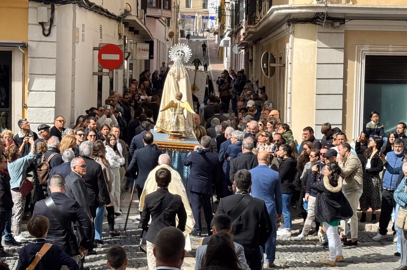 (Fotos y vídeo) Devoción en Maó en la procesión del Encuentro