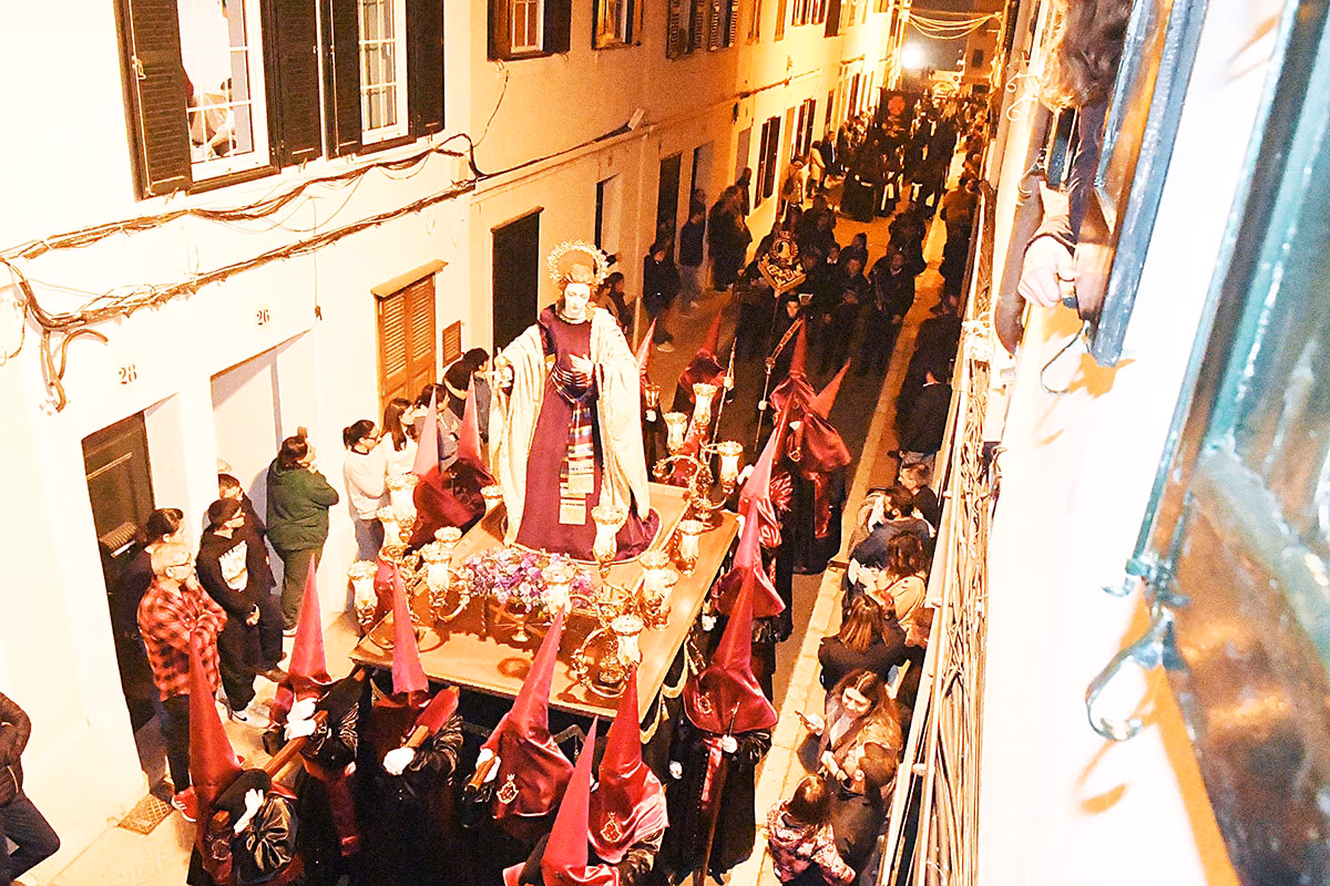 (Fotos y vídeos) Tradición y fervor religioso en la Processó del Sant Enterrament