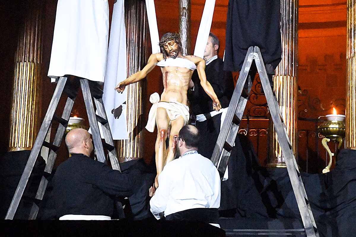 (Fotos) Cristo protagoniza el 'Devallament' 200 años después en Maó