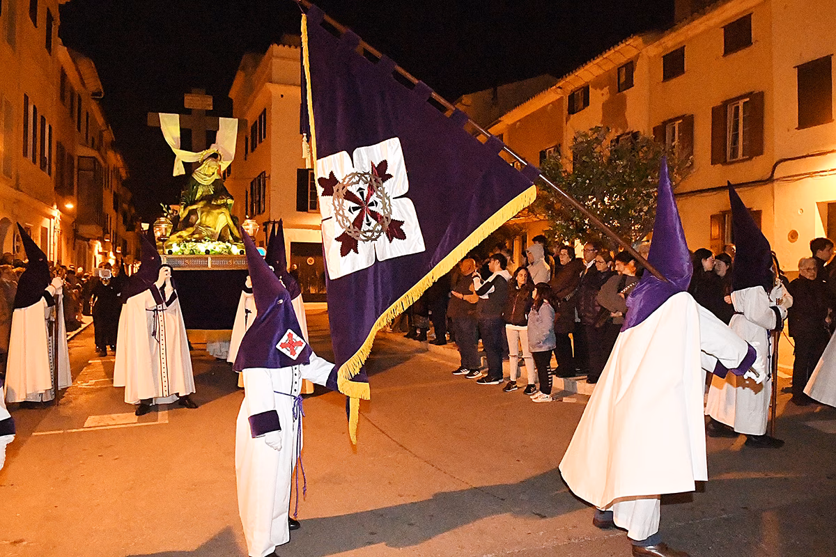 (Fotos) Una multitud sigue el Vía Crucis de Maó