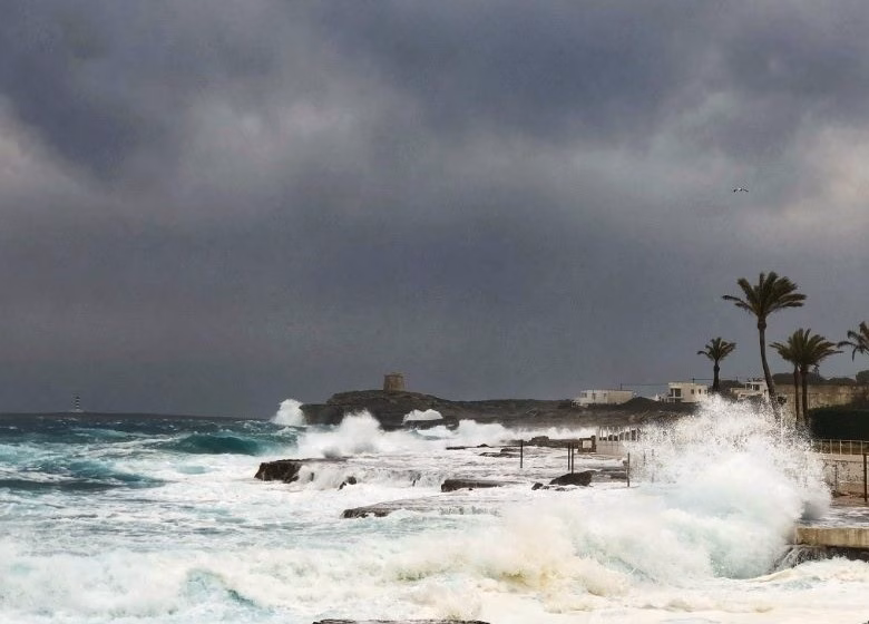 La borrasca "Mónica" deja en Menorca lluvias, viento a 68 kmh y olas de más de 4 metros