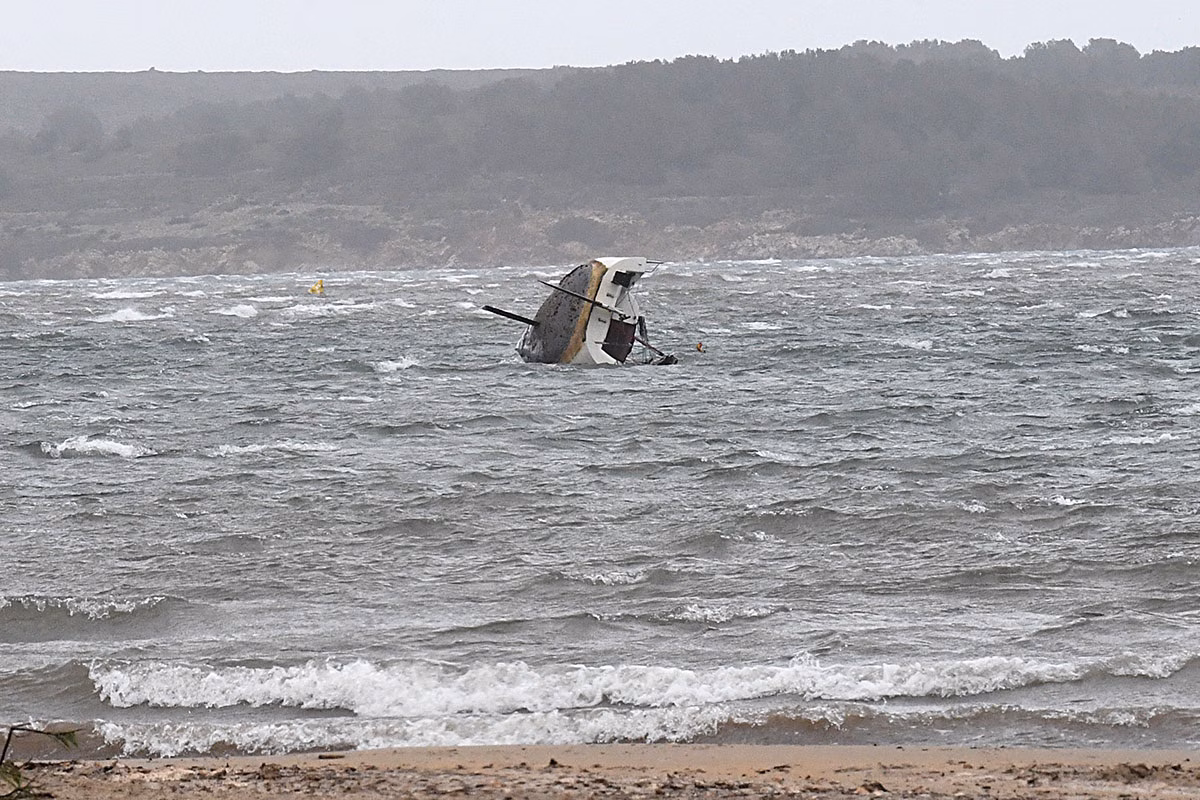 (Fotos) El temporal hunde un velero en la bahía de Fornells