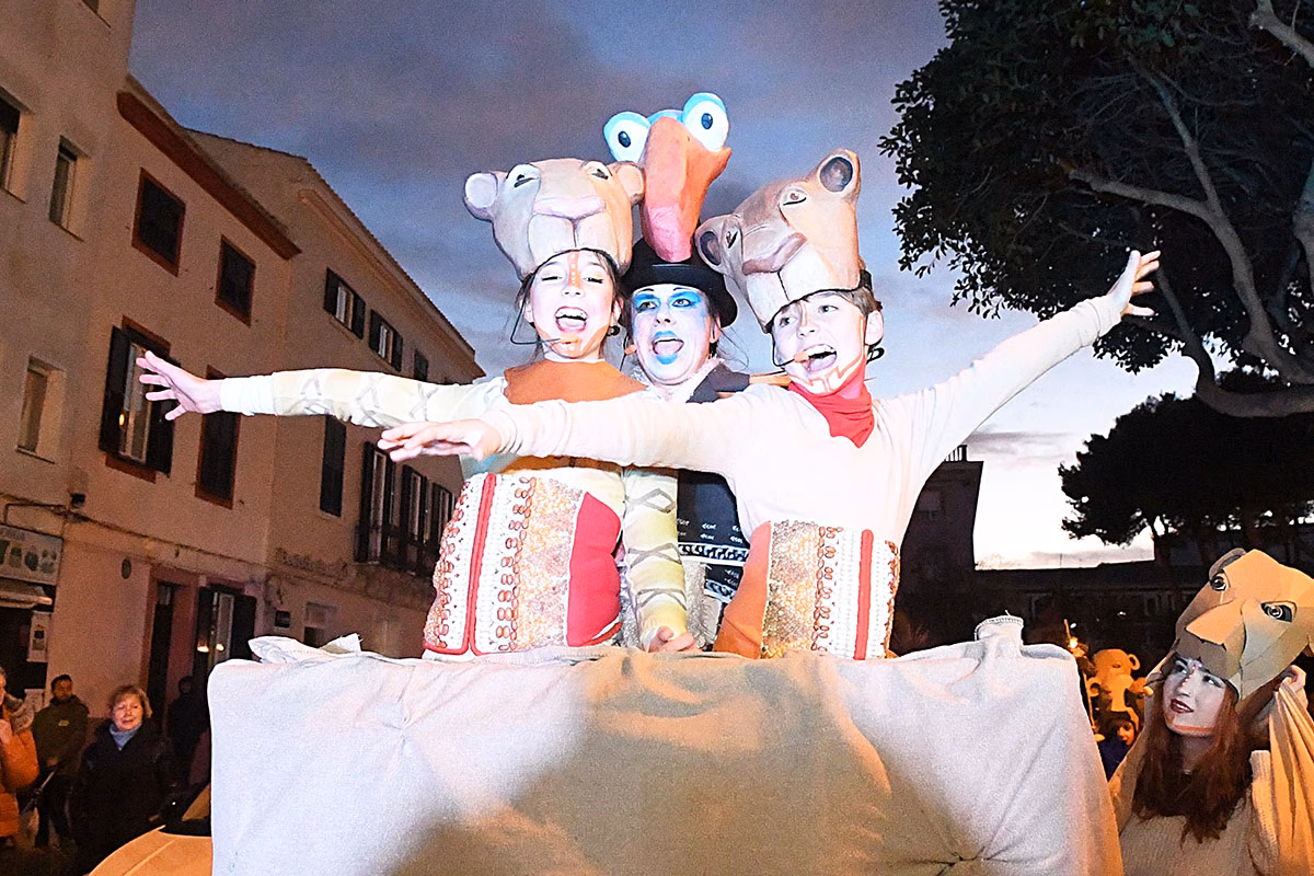 (Vídeos y fotos) Originalidad y color en la gran rúa de Maó