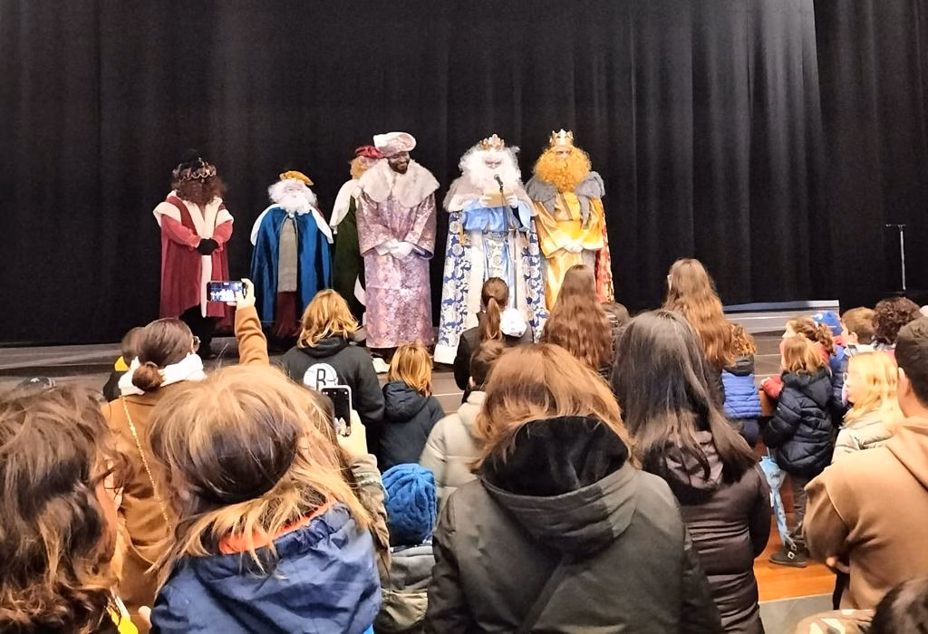 (Fotos) Los Reyes Magos acaban su recorrido por Menorca repartiendo regalos en Sant Lluís