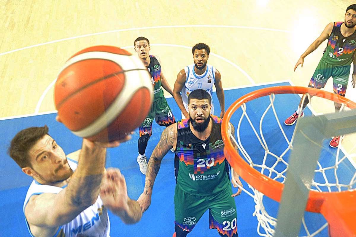 (Fotos) Hannah y Stevic lideran una victoria de valor doble ante el Cáceres (86-67)