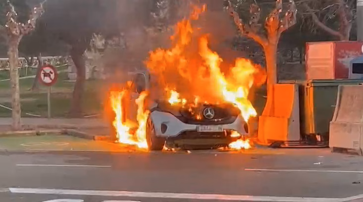 (Vídeos) Un coche eléctrico se incendia mientras se cargaba en un parking de Es Mercadal