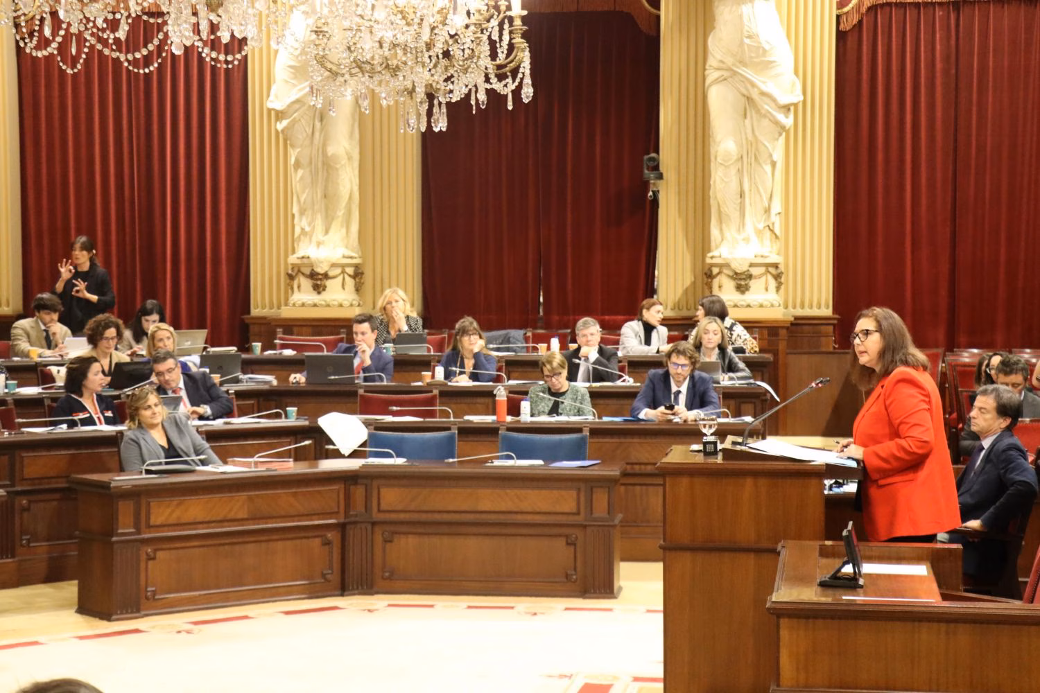 El Parlament elimina las ayudas a patronal y sindicatos con el apoyo de Vox y PP
