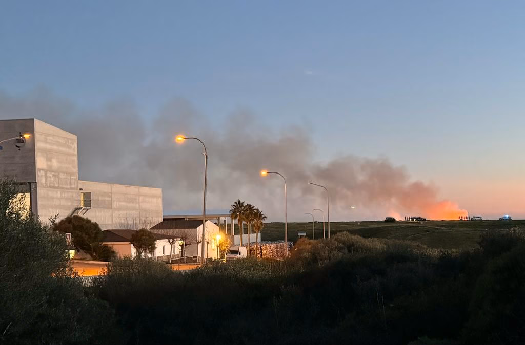 (Ampliación) El fuego calcina una superficie de 1.000 metros cuadrados de residuos de Milà