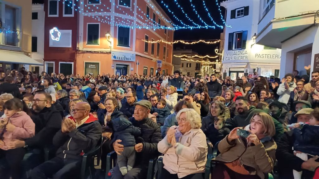 (Fotos) Es Mercadal enciende sus luces navideñas