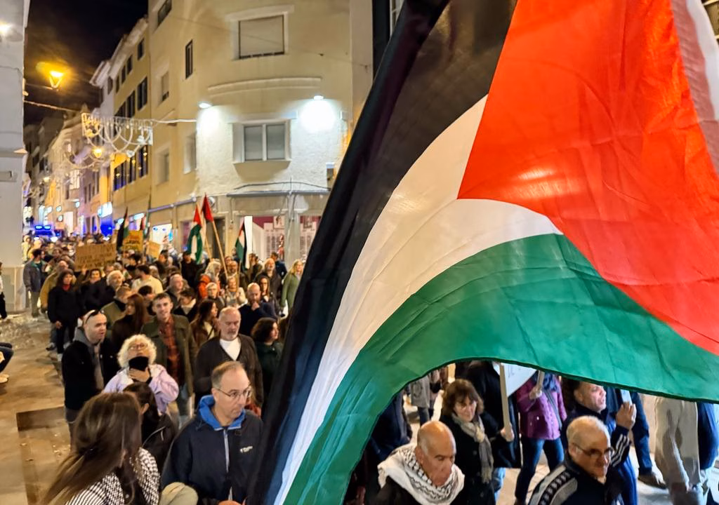 200 personas marchan en Maó a favor de Palestina