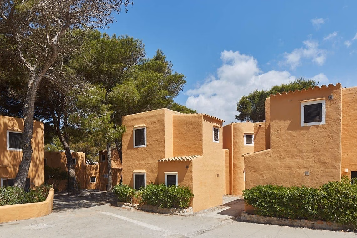 Trabajadores en Ibiza protestan contra una cadena hotelera menorquina por el impago de sueldos