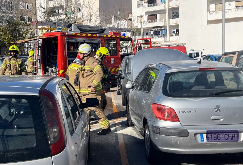 Un vecino impide que se propague el incendio de un vehículo en el aparcamiento de Vasallo en Maó