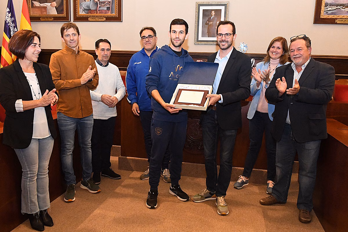 (Fotos) El Ajuntament de Maó honra al campeón de la Copa Regional