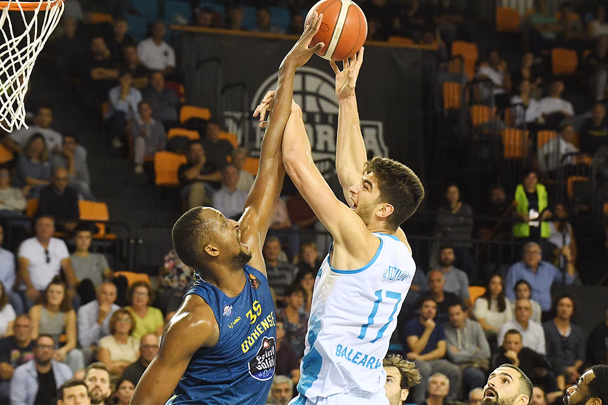 (Fotos) El Ourense abusa del Hestia Menorca en el cuarto final