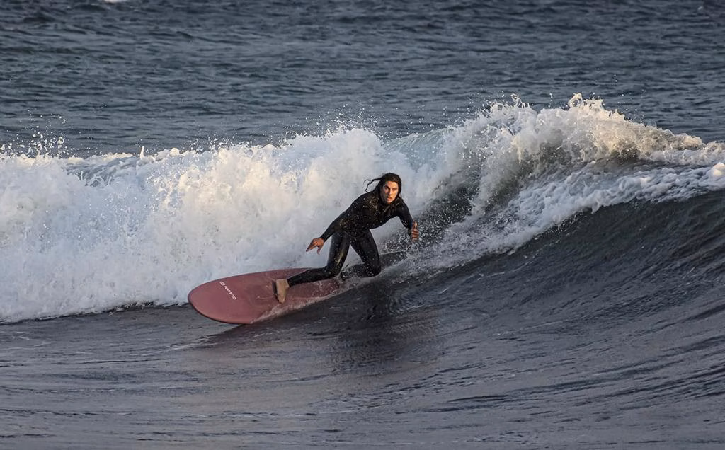 (Fotos) Surfistas en Punta Prima: la cara amable del temporal