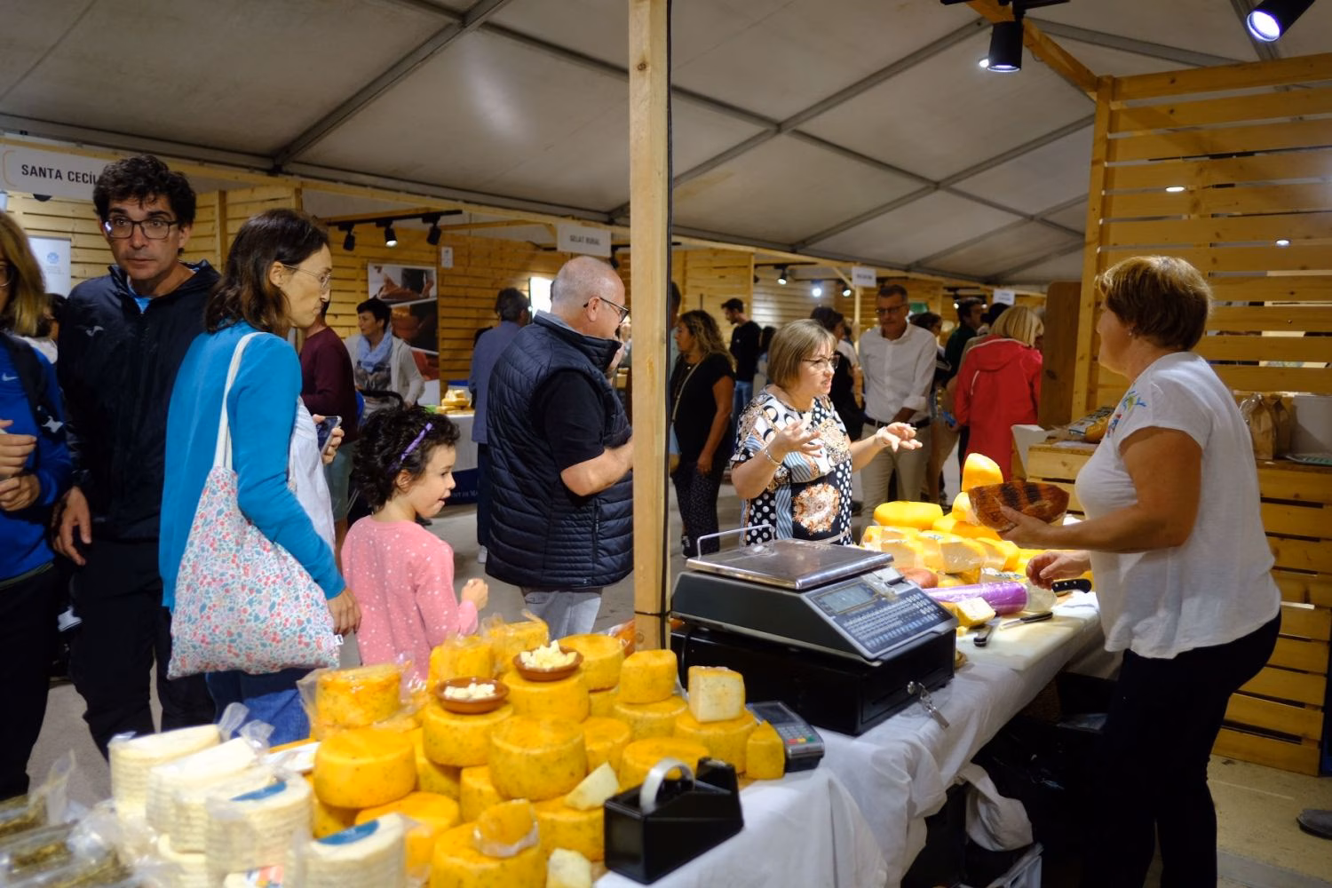 (Fotos) Maó ya degusta la Feria del Queso