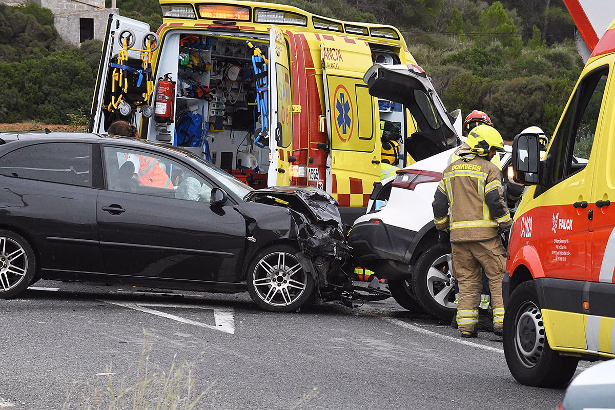 (Fotos) Un aparatoso accidente causa graves retenciones en la carretera general