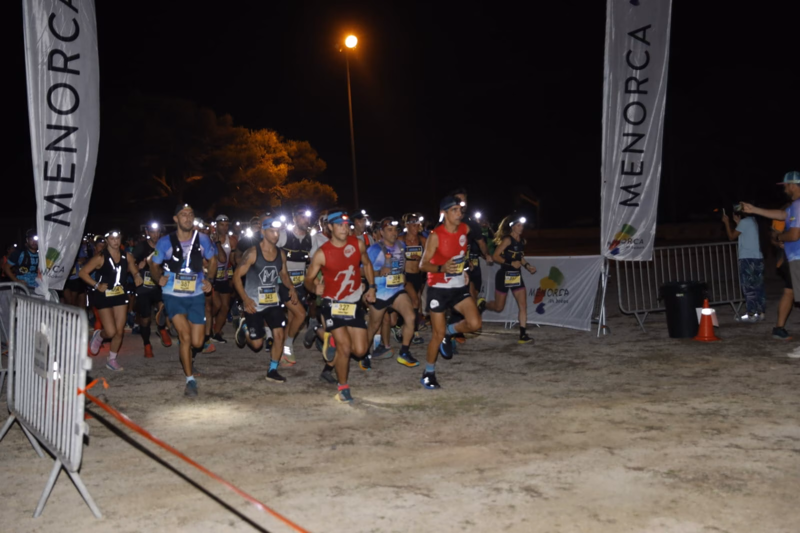 (Fotos) Clara Coll y Davide Bonato conquistan la calurosa noche de la Trail dels Fars Nocturna